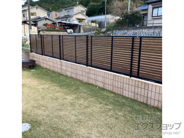 福岡県筑紫野市ののカーポート、フェンス・柵、門扉、テラス屋根 フェンスAB YS2型 横スリット2 木調カラー　フリーポールタイプ 施工例