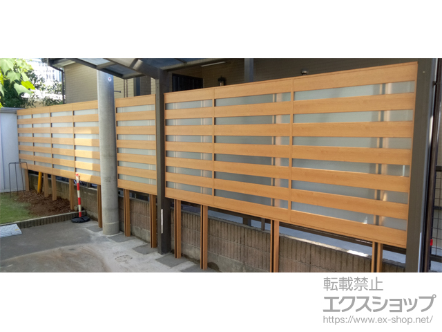 埼玉県さいたま市ののフェンス・柵 フェンスAA YT1型 横採光 木調カラー アルミ多段柱使用（パネル1段） 施工例