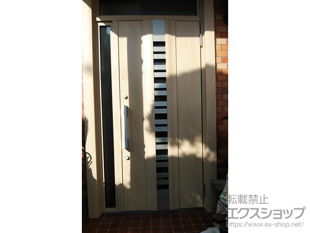 神奈川県横浜市のLIXIL リクシル（トステム）の玄関ドア リシェント玄関ドア3 断熱K4仕様 片袖仕様(ランマ付き)R G82型 ※手動仕様 施工例