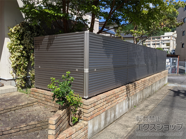長崎県長崎市ののフェンス・柵 ミエーネフェンス 目隠しルーバータイプ 2段支柱 自立建て用（パネル2段） 施工例