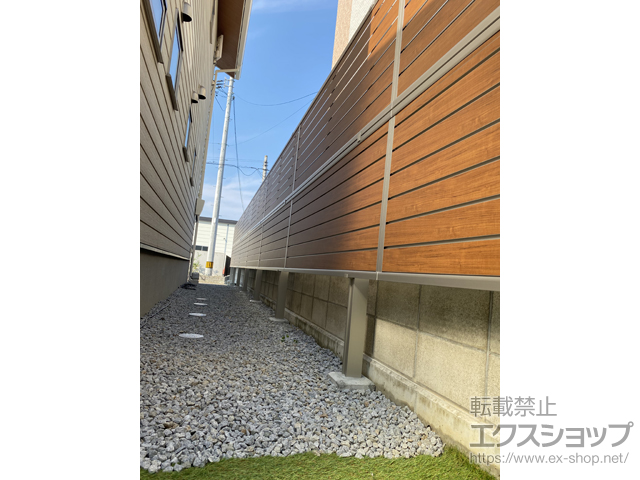 香川県高松市ののフェンス・柵 ルシアスフェンスF02型 横目隠し 木調カラー 2段支柱 自立建て用（パネル2段） 施工例