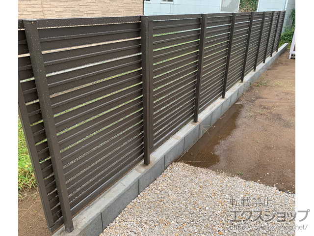 新潟県上越市ののフェンス・柵 フェンスAB YS3型 横スリット3 アルミカラー　フリーポールタイプ 施工例