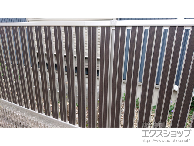 東京都狛江市ののフェンス・柵 ルシアスフェンスF03型 たて半目隠し 木調カラー 自由柱仕様 施工例