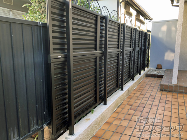 神奈川県横浜市のの物置・屋外倉庫 ミエーネフェンス 目隠しルーバータイプ 2段支柱 ブロック建て用 施工例