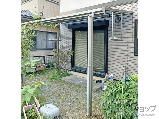 東京都町田市ののテラス屋根 ソラリア F型 テラスタイプ 単体 積雪〜20cm対応＋吊り下げ式固定物干しセット　ワイド　長さ：標準 施工例