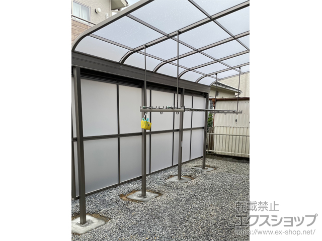 滋賀県湖南市ののテラス屋根 スピーネ R型 テラスタイプ 単体 積雪〜20cm対応＋吊下げ物干しBセット　長さ：ロング＋前面スクリーン*2段仕様 施工例