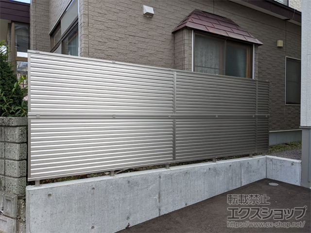 北海道函館市ののフェンス・柵 ミエーネフェンス 目隠しルーバータイプ 2段支柱 ブロック建て用（パネル2段） 施工例