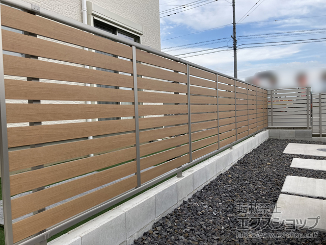 三重県亀山市ののフェンス・柵 ルシアスフェンスF04型 横板 木目カラー 自由柱施工 施工例