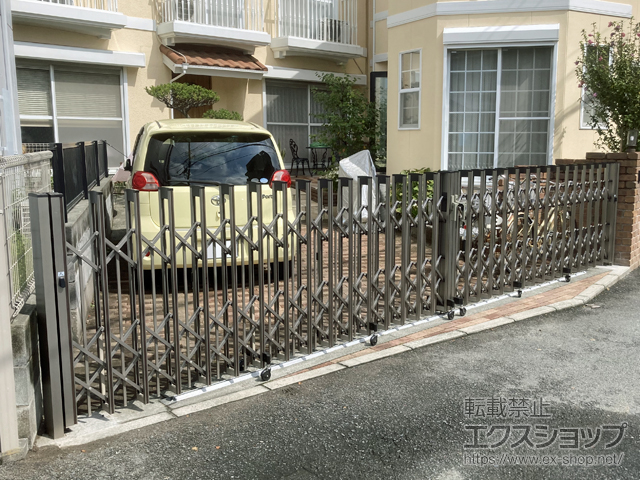 神奈川県茅ヶ崎市ののカーゲート アルシャインII PG型R(ペットガード) Cタイプ  両開き 680W※センターレール無し 施工例