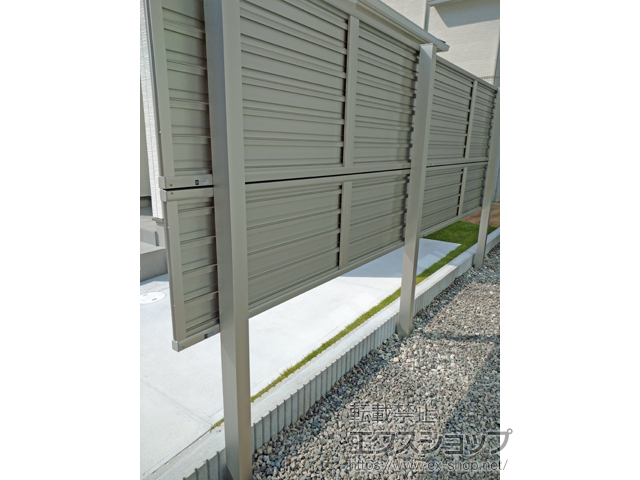 大阪府富田林市ののフェンス・柵 ルシアスフェンスF02型 横目隠し 木調カラー 2段支柱 自立建て用 施工例