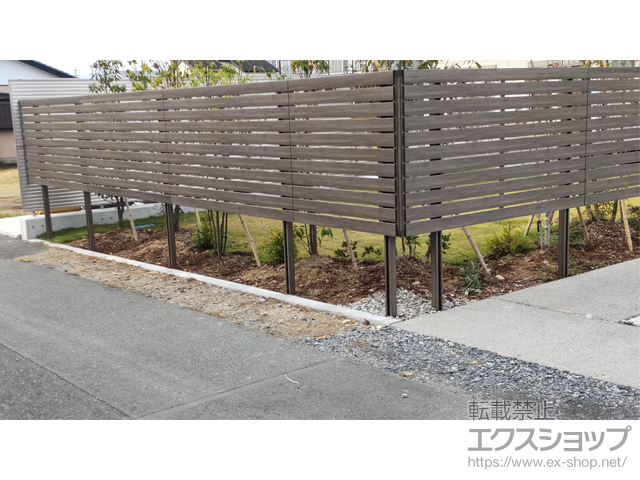 静岡県浜松市ののフェンス・柵 フェンスAA YS3型 横スリット 板張り 木調カラー 上段のみ設置 アルミ多段柱仕様 施工例