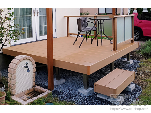 山梨県甲府市のLIXIL リクシル（トステム）のウッドデッキ レストステージ 幕板納まり＋デッキフェンス（プライバシーパネル）＋独立ステップ 施工例