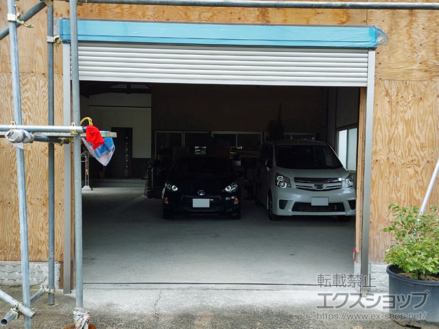 香川県三豊市のLIXIL リクシル（トステム）のガレージシャッター ガレージシャッタークワトロ 手動式 外部付タイプ 施工例