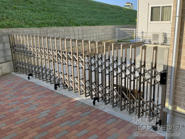 長野県長野市ののカーゲート トリップゲートII P型 ペットガード付き ノンレール 片開き 52S 施工例