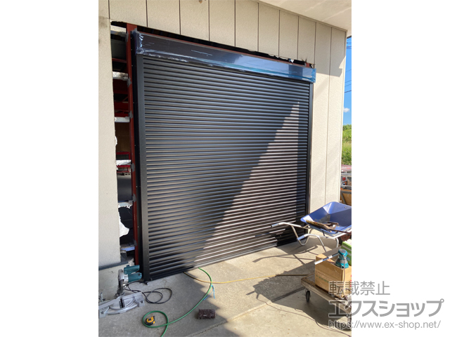 徳島県徳島市のLIXIL リクシル（トステム）のガレージシャッター ガレージシャッタークワトロ 電動式 外部付タイプ 施工例