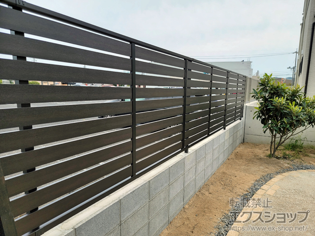 島根県出雲市ののフェンス・柵 ルシアスフェンスF04型 横板 木目カラー 自由柱施工 施工例