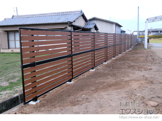 香川県高松市ののフェンス・柵 モクアルフェンス 横板タイプ 2段支柱 自立建て用（パネル2段） 施工例
