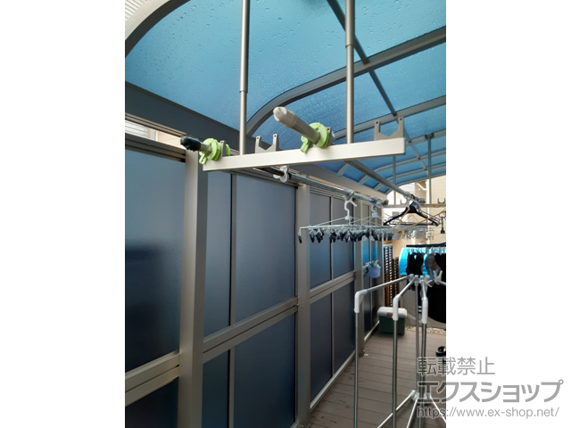 千葉県八千代市ののテラス屋根 ソラリア R型 テラスタイプ 単体 積雪〜20cm対応+吊り下げ式固定物干しセット+前面パネル 施工例