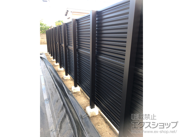 新潟県新潟市ののフェンス・柵 ミエーネフェンス 目隠しルーバータイプ 2段支柱 自立建て用（パネル2段） 施工例