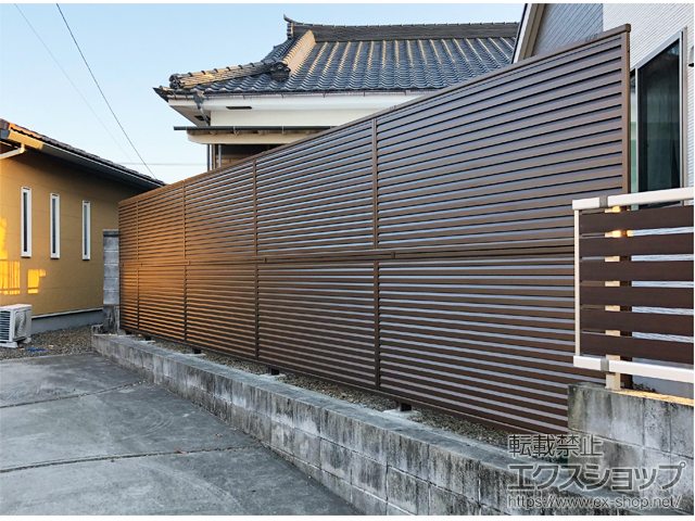 鹿児島県霧島市ののフェンス・柵 ミエーネフェンス 目隠しルーバータイプ 2段支柱 自立建て用 施工例