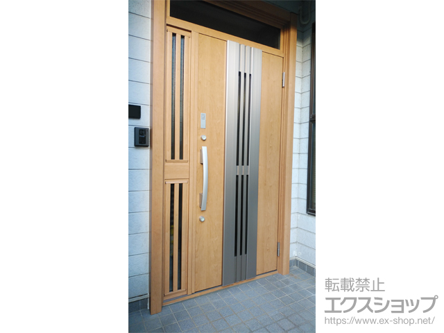埼玉県三郷市のLIXIL リクシル（トステム）の玄関ドア リシェント玄関ドア3 断熱K4仕様 片袖飾り仕様(ランマ付)R M84型 ※カザスプラス仕様 施工例