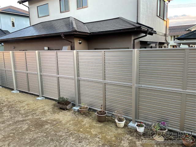 福島県いわき市ののフェンス・柵 シンプレオフェンス5F型 横目隠し　2段支柱自立建て用 施工例