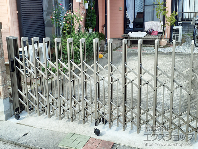 埼玉県熊谷市ののカーゲート トリップゲートII P型 ペットガード付き ノンレール 片開き　28S 施工例