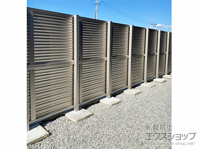 福島県いわき市ののフェンス・柵 ミエーネフェンス 目隠しルーバータイプ 2段支柱 自立建て用（パネル2段） 施工例