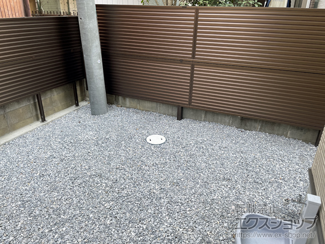 福岡県北九州市ののフェンス・柵 ミエーネフェンス 目隠しルーバータイプ 2段支柱 自立建て用 施工例