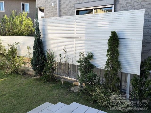 愛知県安城市ののフェンス・柵 ミエーネフェンス 目隠しルーバータイプ 3段支柱 自立建て用（パネル上・中段のみ） 施工例