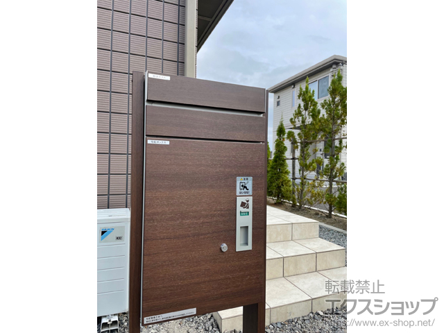 山梨県北杜市のの機能門柱・ポスト ルシアス 宅配ポスト1型+H12柱仕様侵入防止ユニットなし*木調カラー想定 施工例