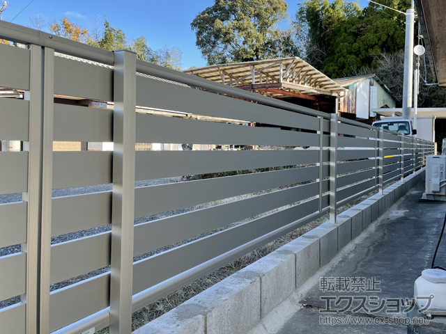 鹿児島県曽於市ののフェンス・柵 シンプレオフェンスSY1F型 横スリット 自由柱施工 施工例