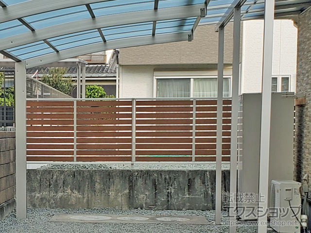 山梨県南アルプス市ののフェンス・柵 ルシアスフェンスF04型 横板 木目カラー 自由柱施工 施工例