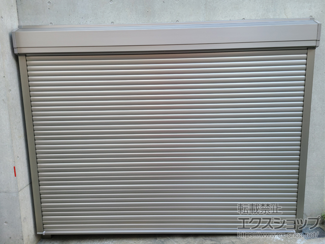 東京都板橋区のLIXIL リクシル（トステム）のガレージシャッター ガレージシャッタークワトロ 電動式 外部付タイプ 施工例