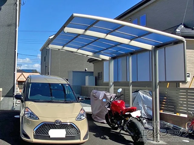 千葉県木更津市のLIXIL(リクシル)のカーポート ネスカR (ラウンドスタイル) 積雪～20cm対応＋サイドパネル 1段＋物干しセット 施工例