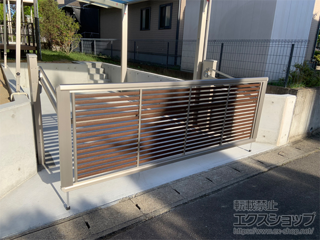 宮城県名取市ののカーゲート ルシアスアップゲート 3型 横太格子 電動 複合カラー 施工例