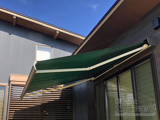 愛知県岡崎市のLIXIL リクシル（トステム）のオーニング・日よけ 彩風 あやかぜ L型 電動式（リモコン） 施工例