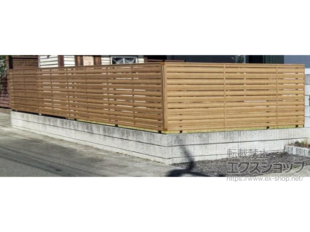 熊本県八代市ののフェンス・柵 フェンスAA YS1型 横スリット ゆらぎ 木調カラー　フリーポールタイプ 施工例