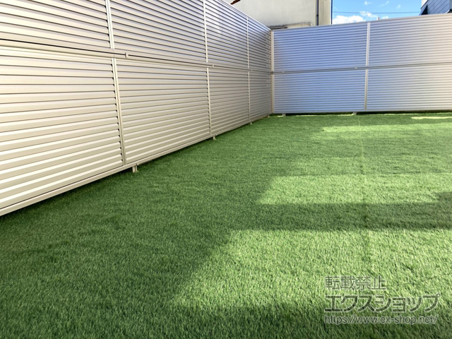 神奈川県伊勢原市ののフェンス・柵 ミエーネフェンス 目隠しルーバータイプ 2段支柱 自立建て用（パネル2段） 施工例