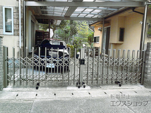 兵庫県神戸市ののカーゲート トリップゲートII P型 ペットガード付き ノンレール 両開き 48W(24S+24M) 施工例