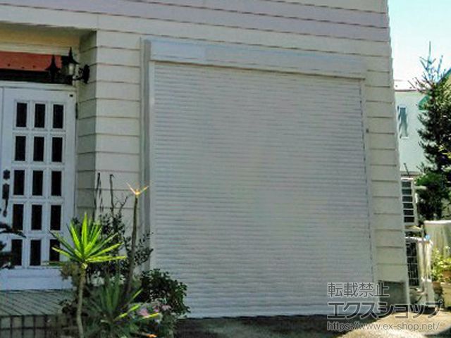 埼玉県さいたま市のLIXIL リクシル（トステム）のガレージシャッター ガレージシャッタークワトロ 電動式 外部付タイプ 施工例
