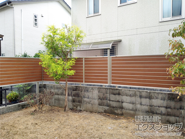 和歌山県和歌山市ののフェンス・柵 ルシアスフェンスF02型 横目隠し 木調カラー 自由柱施工 施工例