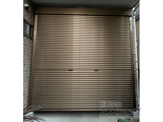 東京都新宿区のLIXIL リクシル（トステム）のガレージシャッター ガレージシャッタークワトロ 手動式 外部付タイプ 施工例
