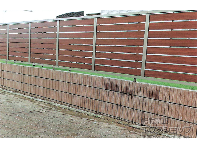 宮城県遠田郡美里町ののフェンス・柵 モクハイフェンス フリーポールタイプ　木調カラー 施工例