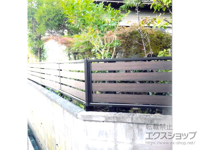 富山県高岡市ののフェンス・柵 モクアルフェンス 横板タイプ 2段支柱 自立建て用*パネル上段のみ 施工例