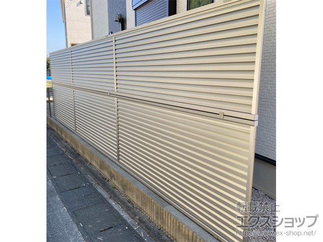 福岡県春日市ののフェンス・柵 ミエーネフェンス 目隠しルーバータイプ 2段支柱 自立建て用 施工例