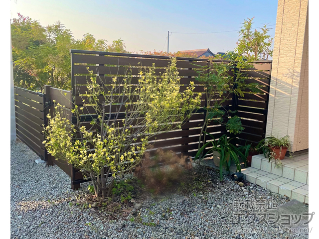 香川県丸亀市ののフェンス・柵 モクアルフェンス 横板タイプ 2段支柱 自立建て用（パネル2段） 施工例