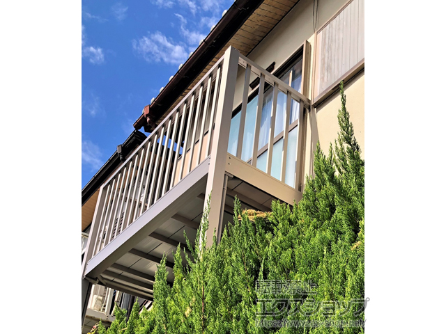 大阪府枚方市のLIXIL リクシル（トステム）のバルコニー ビューステージHスタイル 縦太格子 単体 柱建て式 施工例