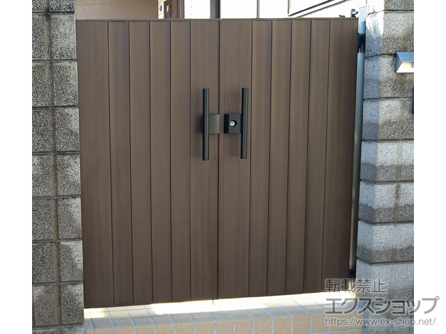 埼玉県深谷市のの門扉 ルシアス門扉W05型 リブモール(鋲なし) 両開き 木調カラー 施工例