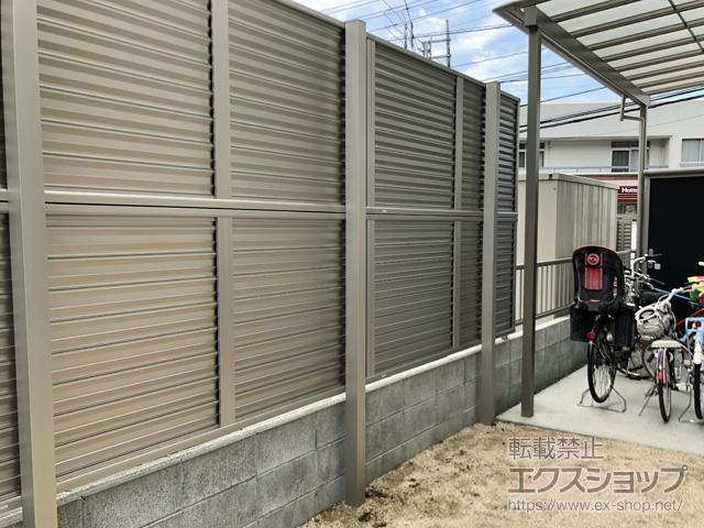 岡山県岡山市ののフェンス・柵 ミエーネフェンス 目隠しルーバータイプ 3段支柱 自立建て用（パネル2段） 施工例